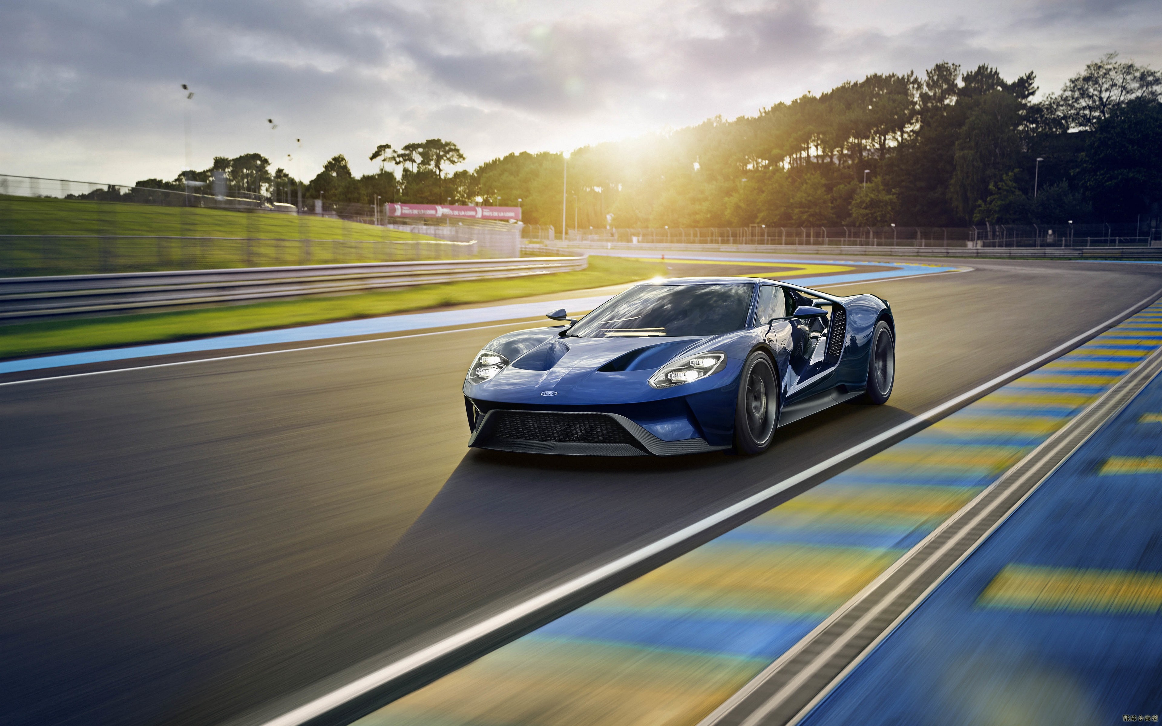 ford_gt_sports_car_track_111228_3840x2400.jpg