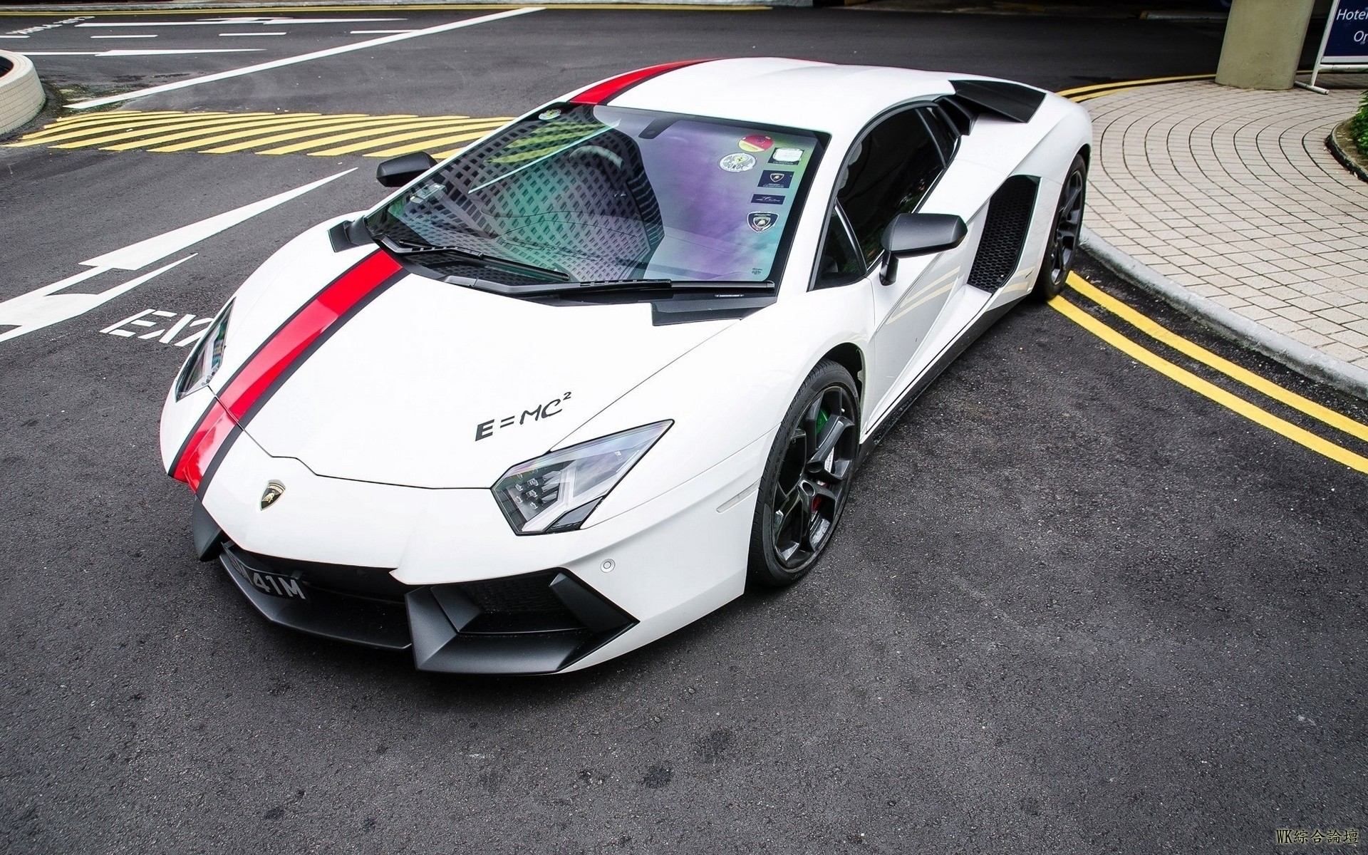 lamborghini_aventador_white_sports_car_76876_1920x1200.jpg