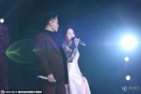 杨钰莹与毛宁伞下甜蜜合唱 表情娇羞似少女[5P]