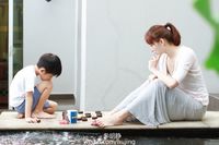 胡静陪儿子下棋 居家服高马尾清新范儿[9P]