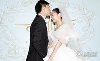 陶昕然婚后首现身幸福洋溢 似与老公手机传情[7P]