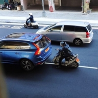 機車騎士用頭挑戰「瑞典戰車」 網友形容多麼痛的領悟 [2P]